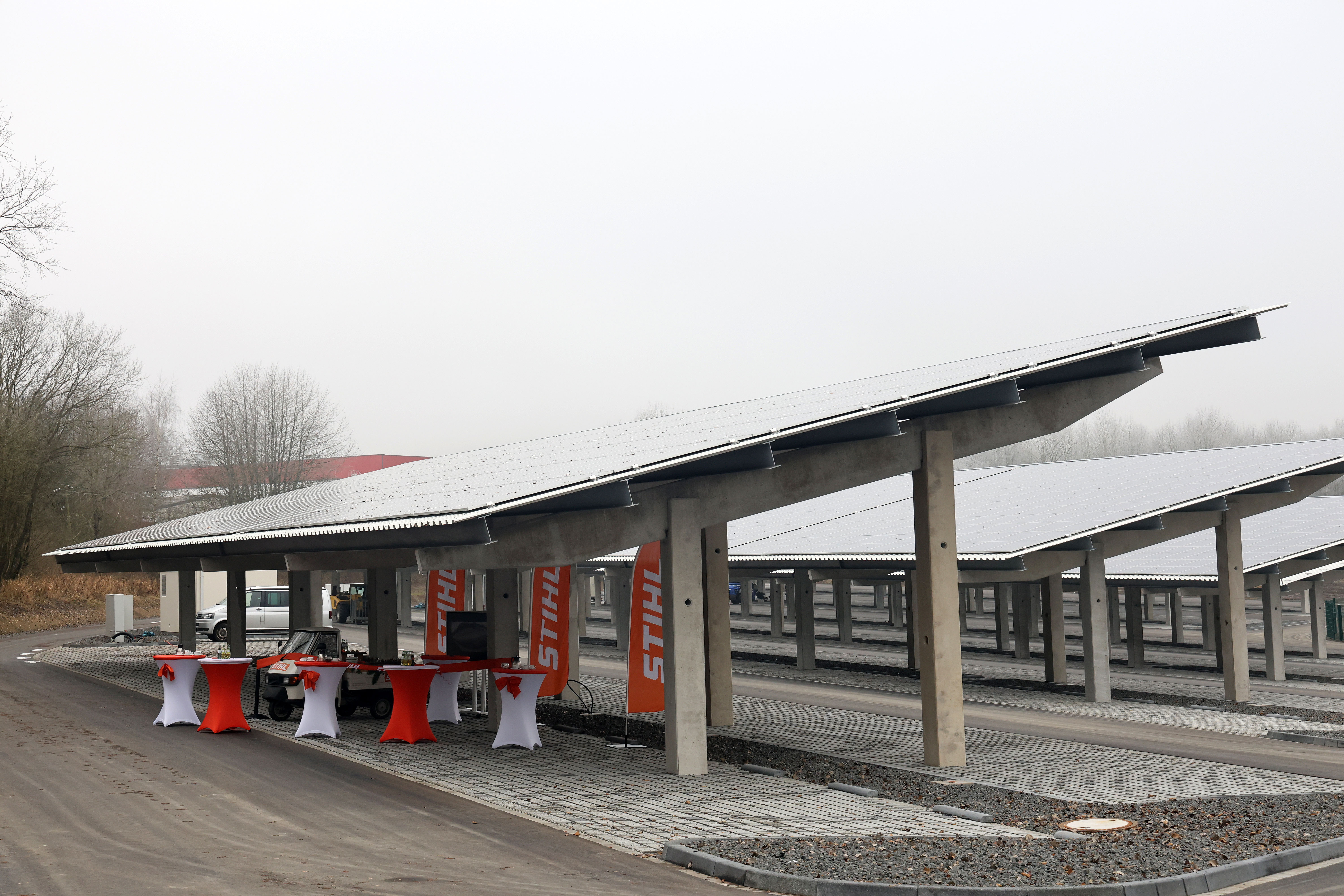 STIHL eröffnet einen neuen, mit einer Photovoltaikanlage überdachten Parkplatz am Standort Weinsheim. 