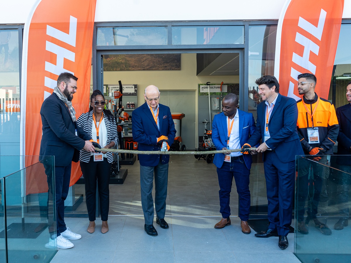 Mit einem Astdurchschnitt weihte Dr. Nikolas Stihl symbolisch die beiden jüngsten STIHL Gesellschaften in Afrika ein.