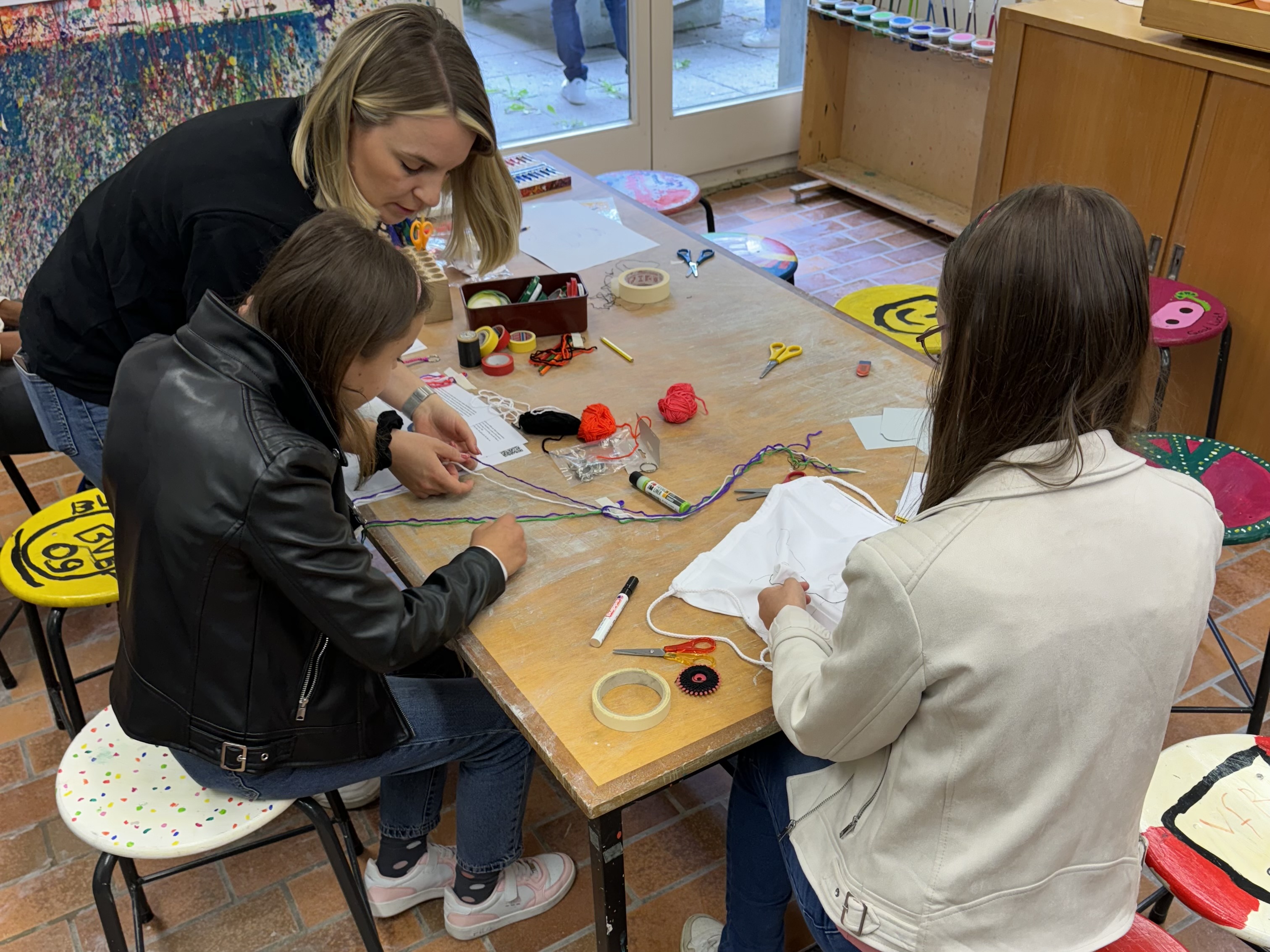 Am 22. Mai 2024 gestalteten junge STIHL Mitarbeitende das Ferienprogramm für die Kinder des SOS-Kinderdorfs Württemberg, bei dem auch Basteln angesagt war.