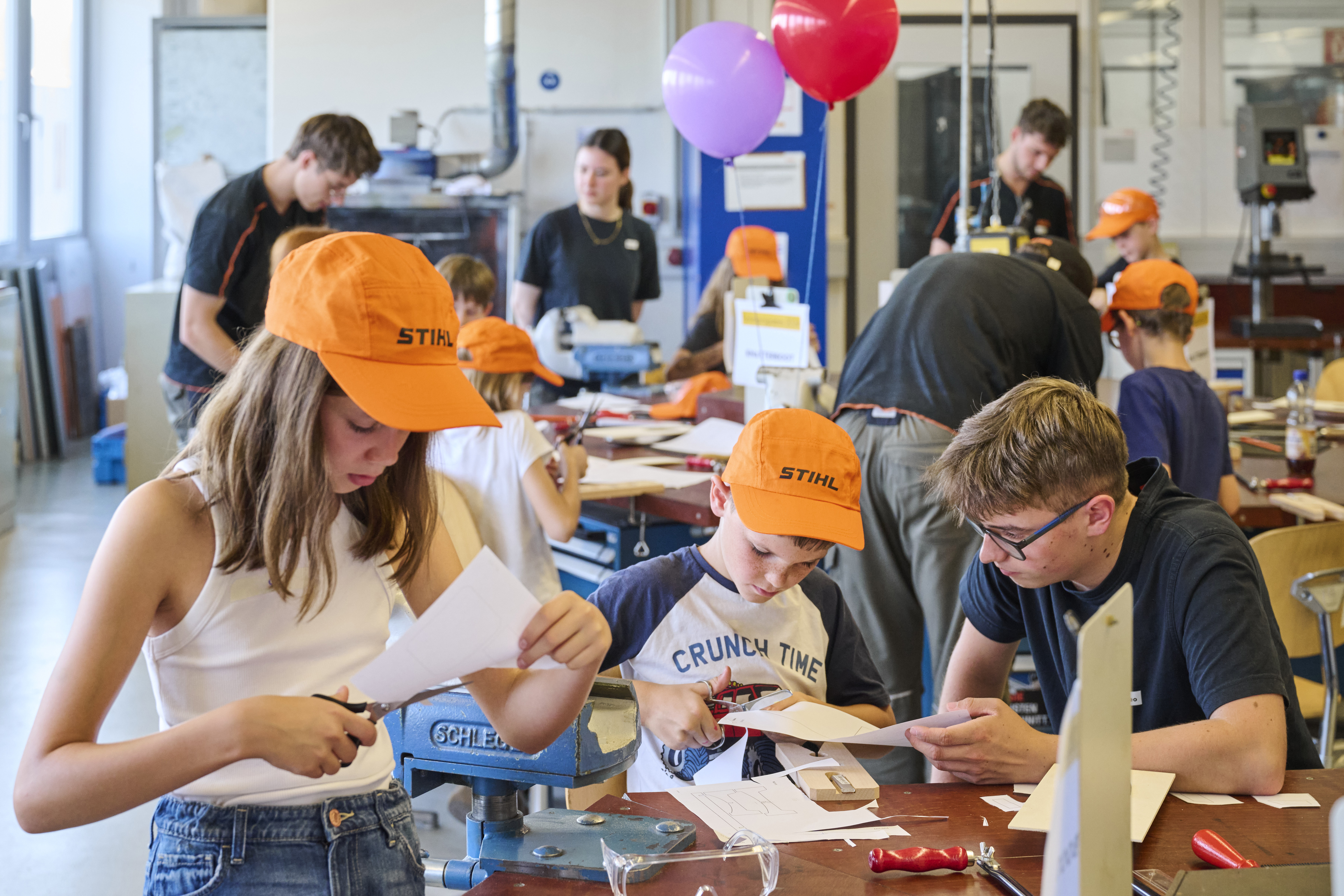 Unter Anleitung von STIHL Auszubildenden bastelten die Kinder des Ferienprogramms Knatterboote.